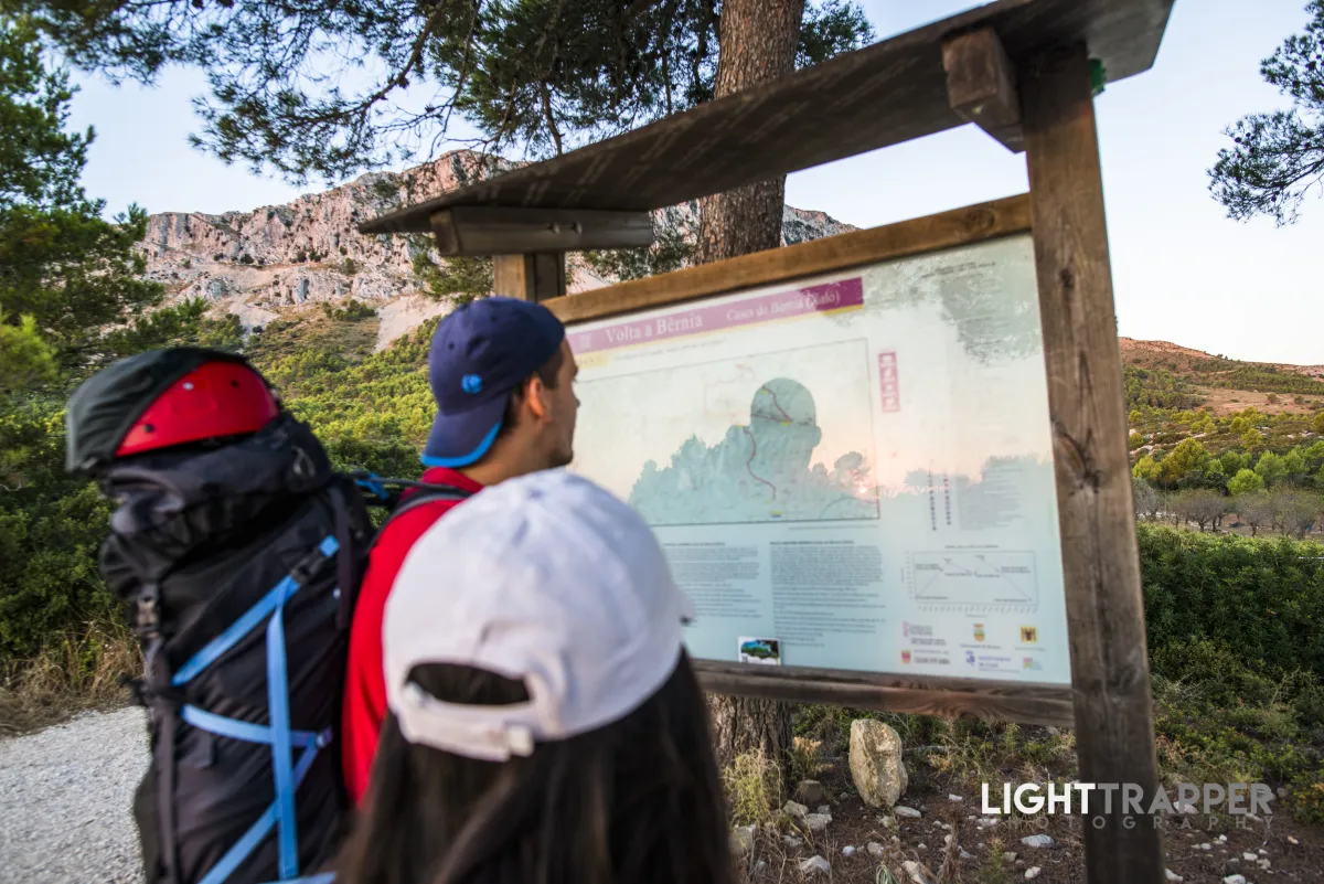 Two climbers looking at a map depicting Vuelta a Bernia prior to their scramble