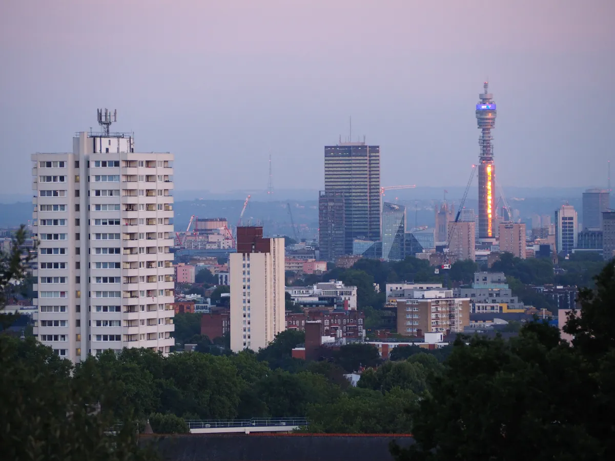 https://media.macandwen.com/images/posts/parks-of-london-10-cool-things-about-hampstead-heath/gwegVxx.webp
